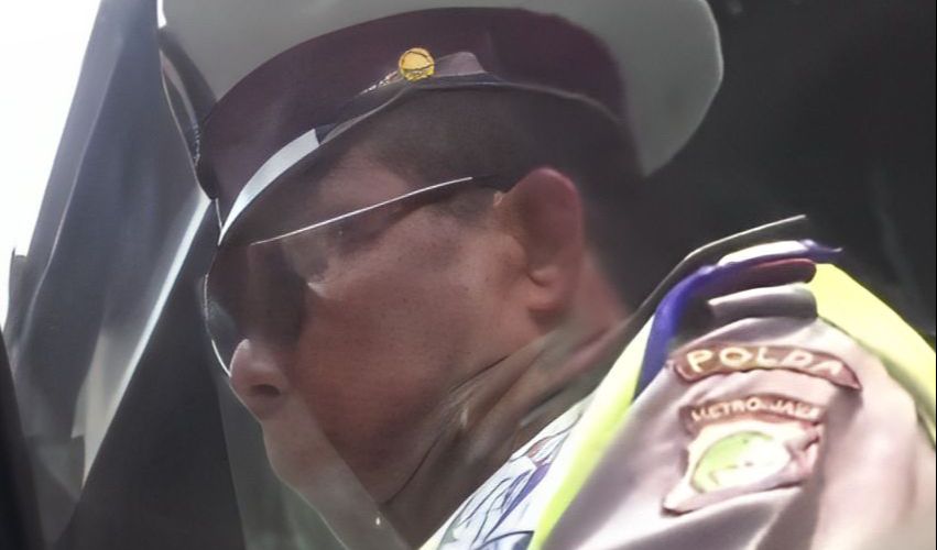 Menurut Doni, sang polisi nakal tersebut bahkan telah disanksi oleh Polda Metro Jaya akibat kelakuannya kala itu.<br>