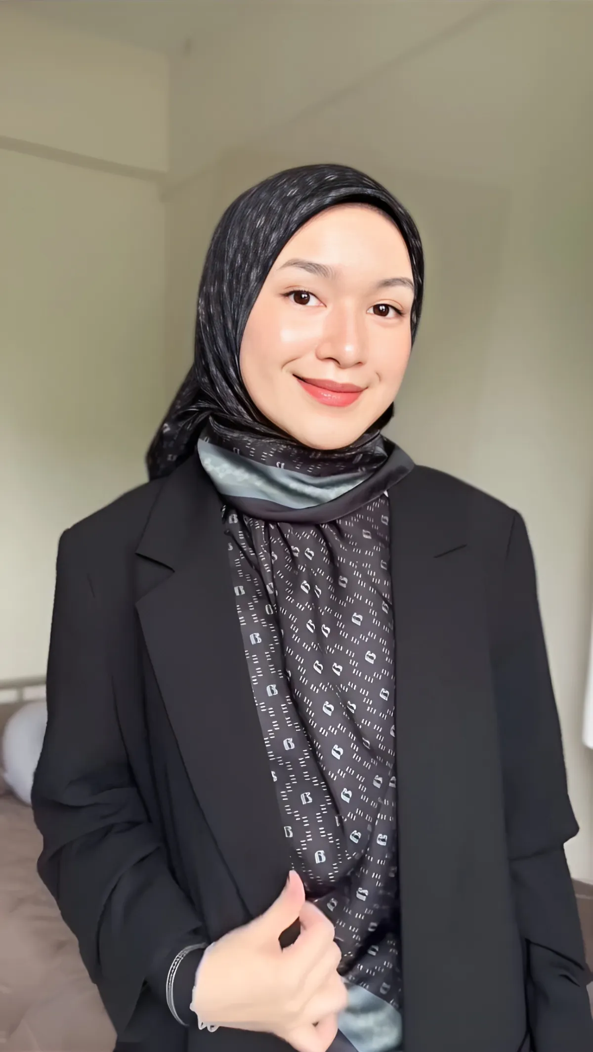 Tutorial Hijab Segi Empat Formal , Cocok dengan Blazer