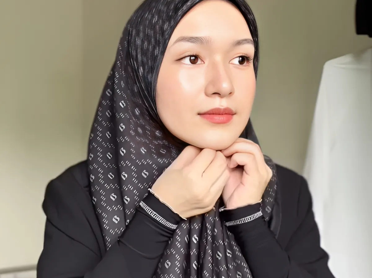 Tutorial Hijab Segi Empat Formal , Cocok dengan Blazer