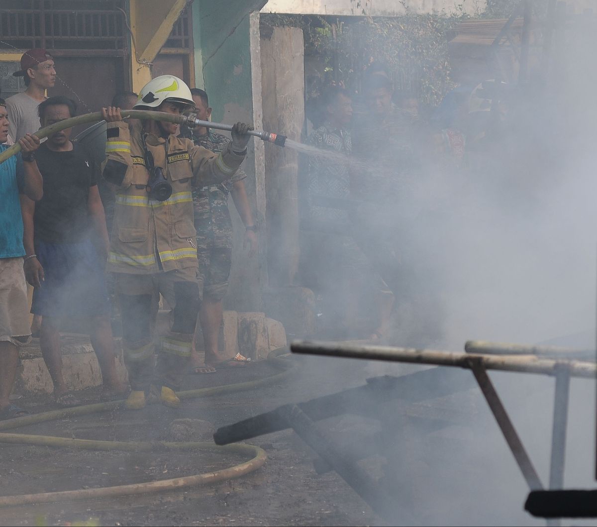 FOTO: Puluhan Gerobak PKL di Kramat Jati Terbakar, 14 Unit Mobil Damkar Dikerahkan