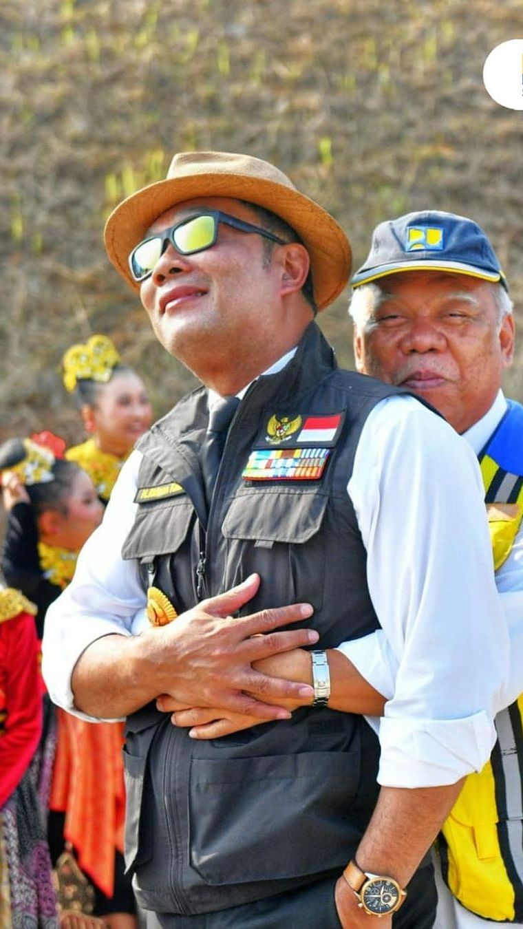 4. Tak mau kalah dengan emak-emak, Basuki ikut peluk Ridwan Kamil <br>