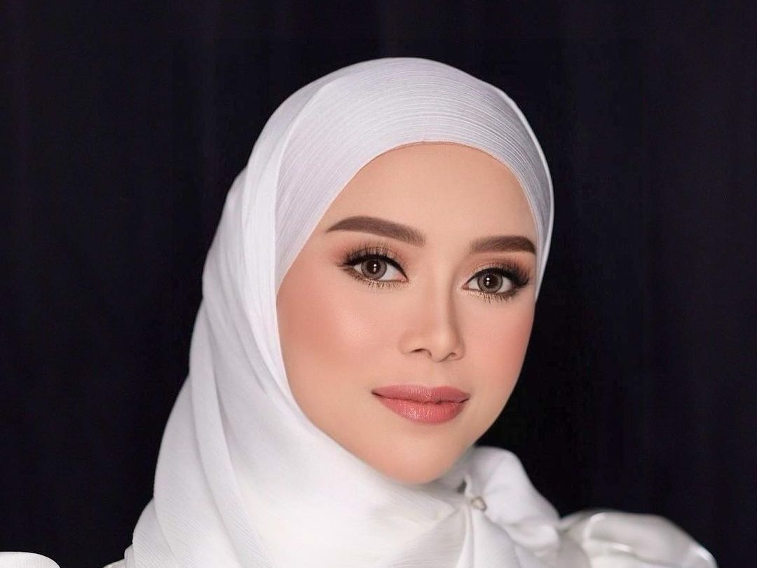 Tampilan Mewah Lesti Kejora dalam Balutan Busana Satin