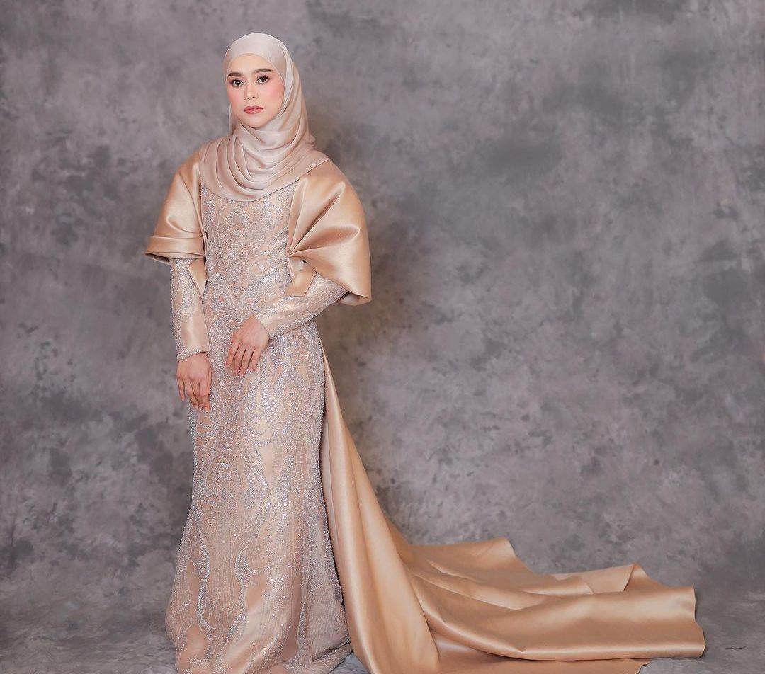 Tampilan Mewah Lesti Kejora dalam Balutan Busana Satin