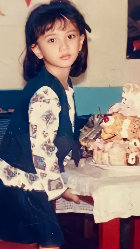 Bocah Cantik di Foto Kini Jadi Artis Terkenal, Tetap Setia Dampingi Suami Divonis Kanker, Tebak Siapa?<br>