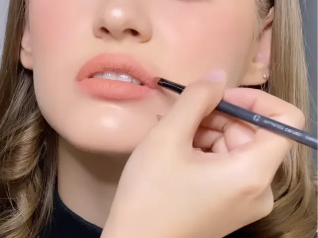 Pakai Lipstik Nude