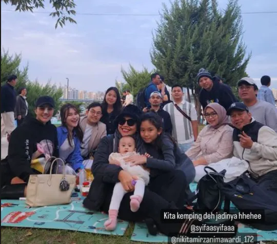Intip Potret Keseruan Ayu Ting Ting dan Keluarga Liburan ke Korea, Bawa Cumi Balado Makan di Pinggir Sungai Han