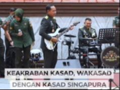 Kasad Gebuk Drum dan Wakasad Main Gitar Petik Melodinya Bikin Melongo, Kasad Singapura Asik Bernyanyi Jadi Vokalis