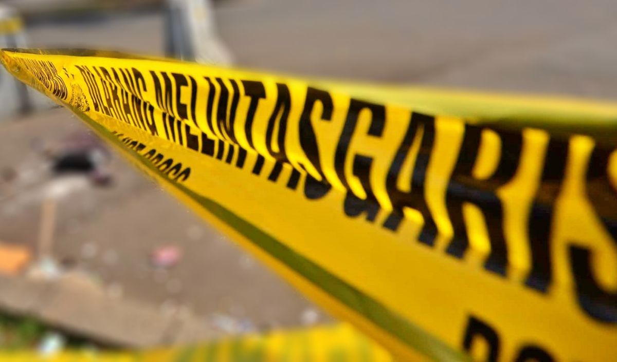 Selain ceceran bensin, polisi menemukan senjata tajam di dekat jasad korban. Pisau itu salah satu barang bukti ditemukan Penyidik Polres Metro Jaktim dan Satpom Pangkalan Udara TNI AU Halim.
