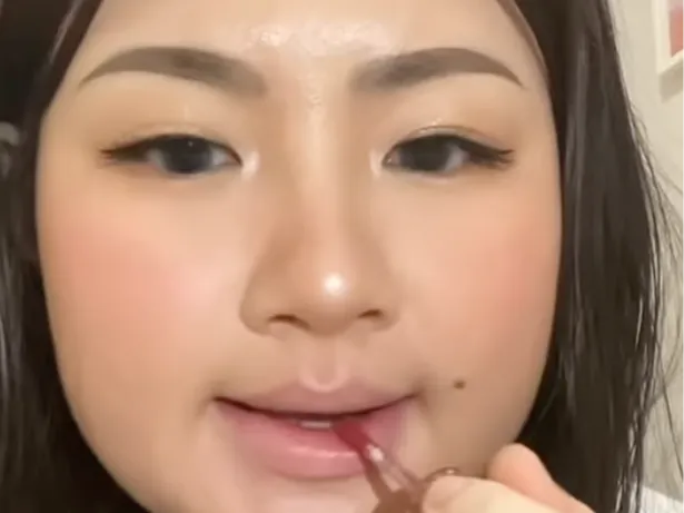 Pakai Lipstik Warna Pink
