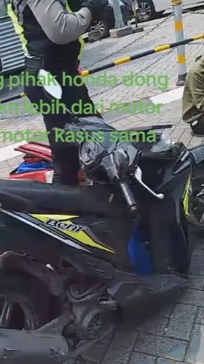 Viral Sasis Motor Honda Beat Milik Kurir Patah di Jalan, Warganet Geram