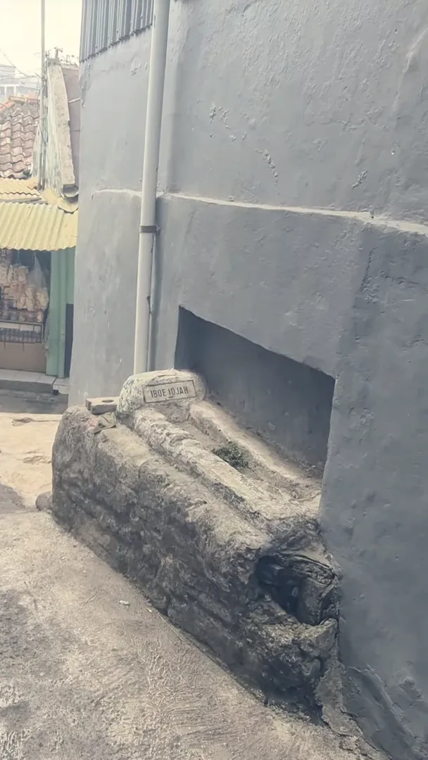 Potret Makam Tua di Gang Sempit Bandung, Nempel Rumah Warga