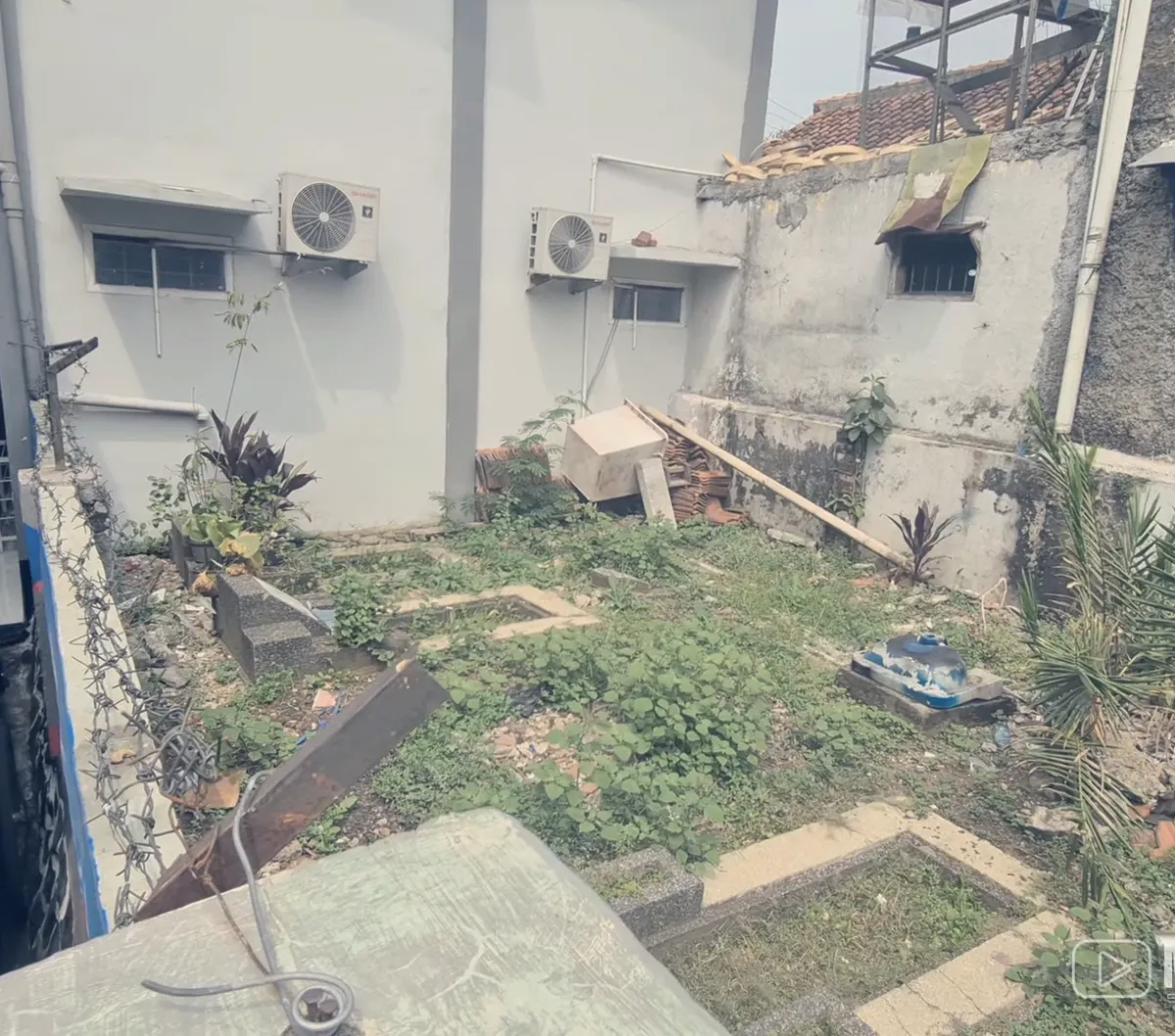 Potret Makam Tua di Gang Sempit Bandung, Nempel Rumah Warga