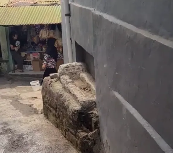 Potret Makam Tua di Gang Sempit Bandung, Nempel Rumah Warga