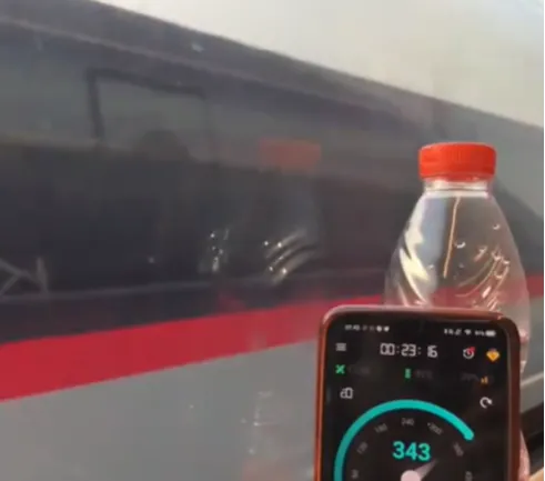 Video 2 Kereta Cepat Jakarta Bandung Berpapasan, Hilang dalam Satu Kedipan Mata