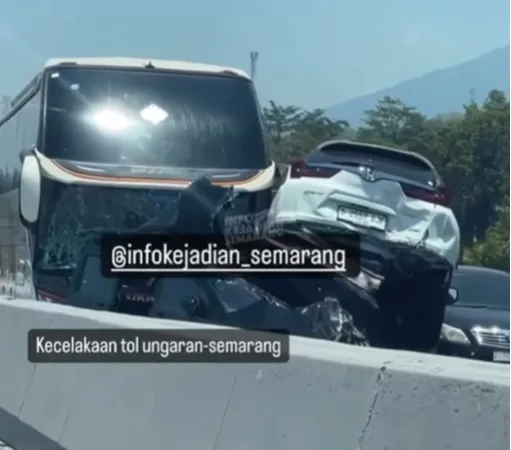 Foto-Foto Truk dan Mobil Saling Bertumpuk Akibat Tabrakan Beruntun 6 Kendaraan di Tol Semarang