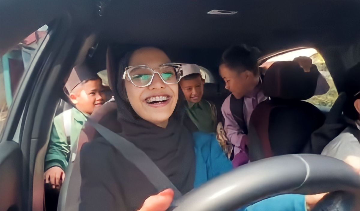 Mengantar Muridnya Pulang Sekolah