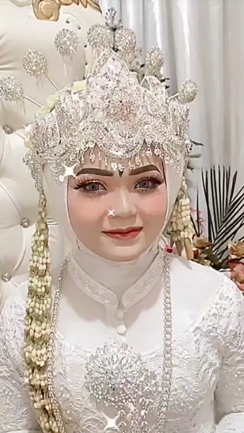Riasan pengantin pun sempurna kembali dan kliennya bisa melanjutkan acara.