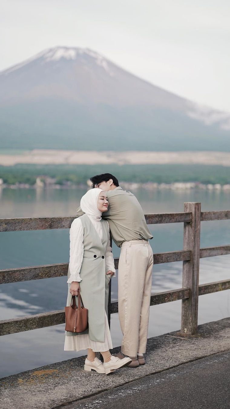 Berbalut Busana Biege dan Putih