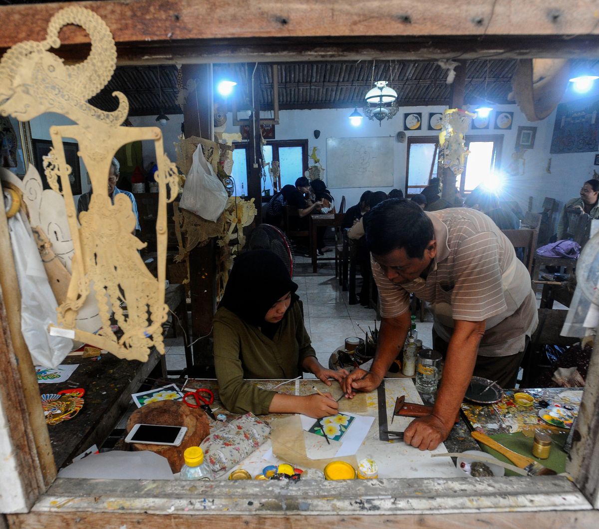 Di Griya Ukir Kulit ini mereka para generasi muda mendapat pelatihan mengenai teknik dan cara melakukan pengukiran yang benar untuk membuat sebuah wayang dari kulit.