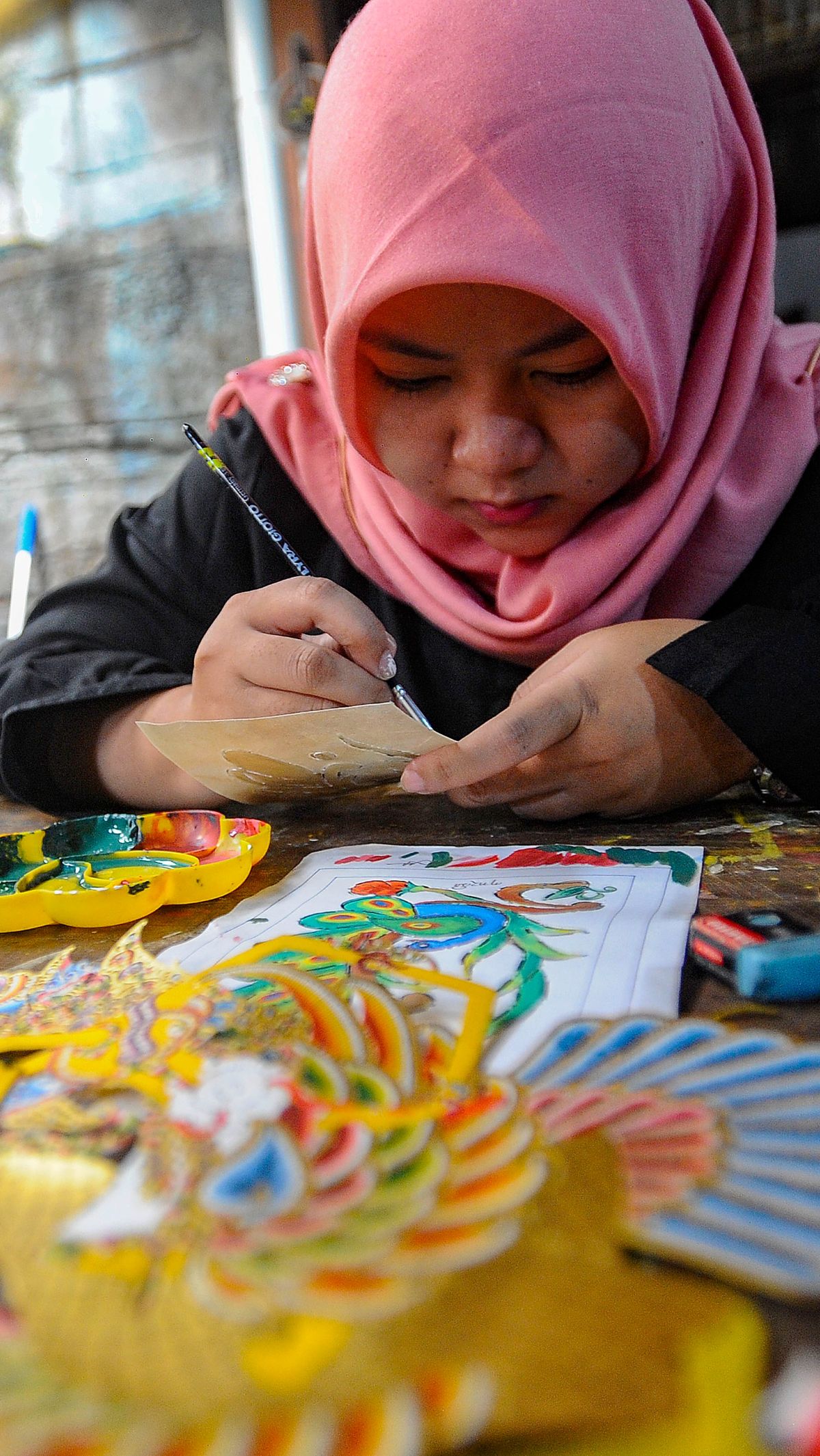 FOTO: Mewarisi Seni Ukir Wayang Kulit Kepada Generasi Z di Kota Bantul, Yogyakarta