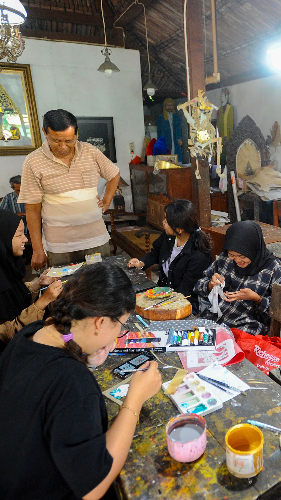 Kegiatan ini memancing antisiasme mahasiswa Politeknik  ATK Yogyakarta untuk giat belajar seni ukir wayang kulit.