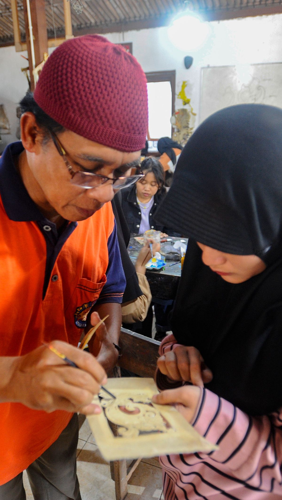 Para mahasiswa ini juga mendapat penjelasan secara detail mengenai cara mengukir pada kulit oleh ahlinya.