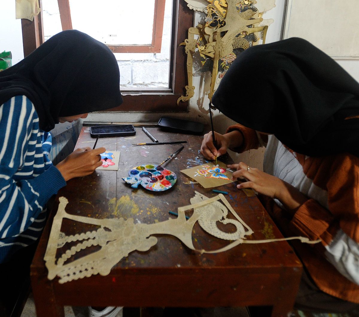 Selain diajarkan cara mengukir kulit, para mahasiswa juga mendapat pengajaran teknik pewarnaan yang baik dan benar pada wayang kulit yang sudah melalui proses pengukiran.<br>