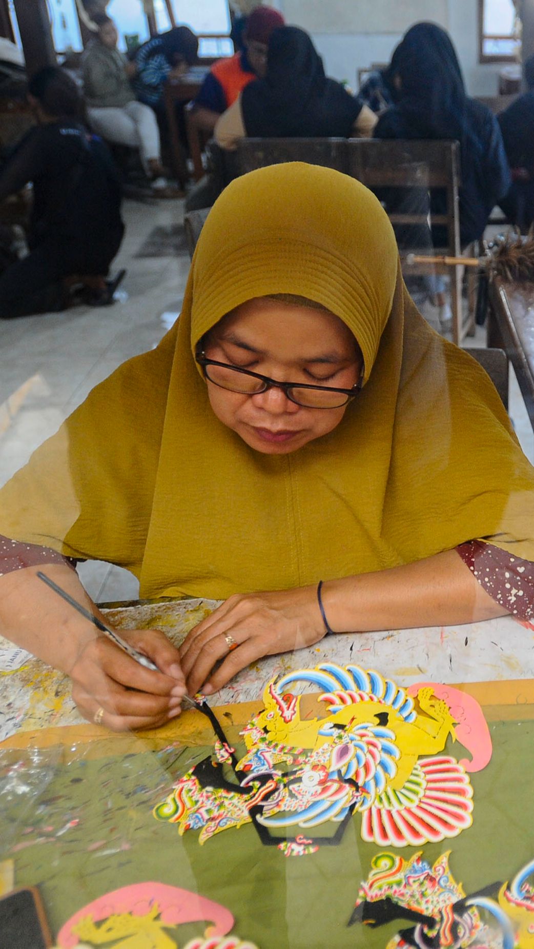 Kegiatan belajar membuat wayang kulit ini memakai metode praktik langsung, oleh karena itu regenerasi perajin wayang penting dilakukan agar kelestarian budaya tetap terjaga.<br>
