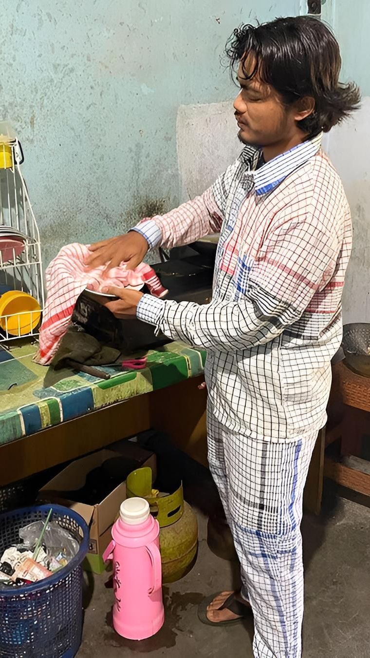 Pose Khoirul di dapur