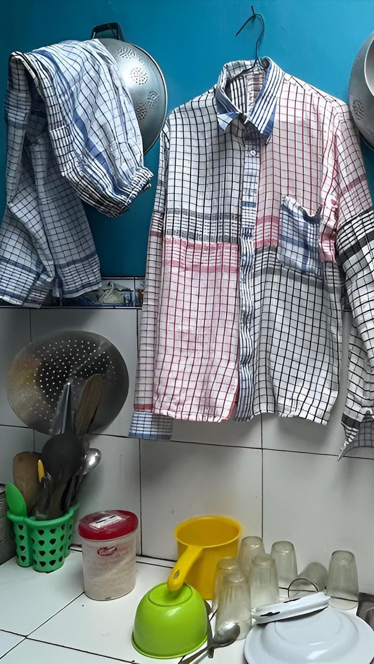 Kemeja dan celana kain serbet ketika berbaur dengan perkakas dapur