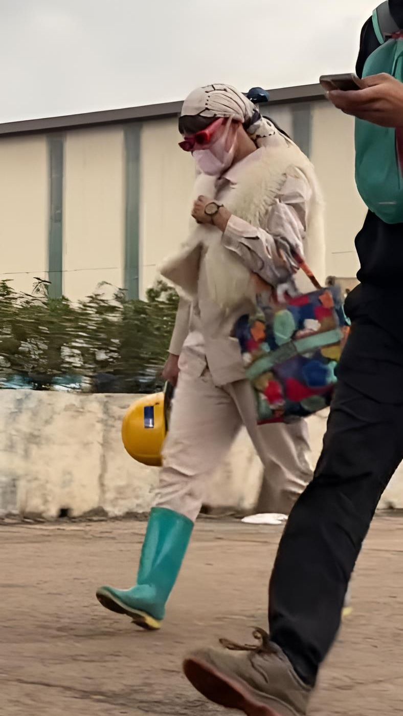 Meski memakai seragam yang sama, sosok pekerja tambang satu ini mengenakan bolero bulu.