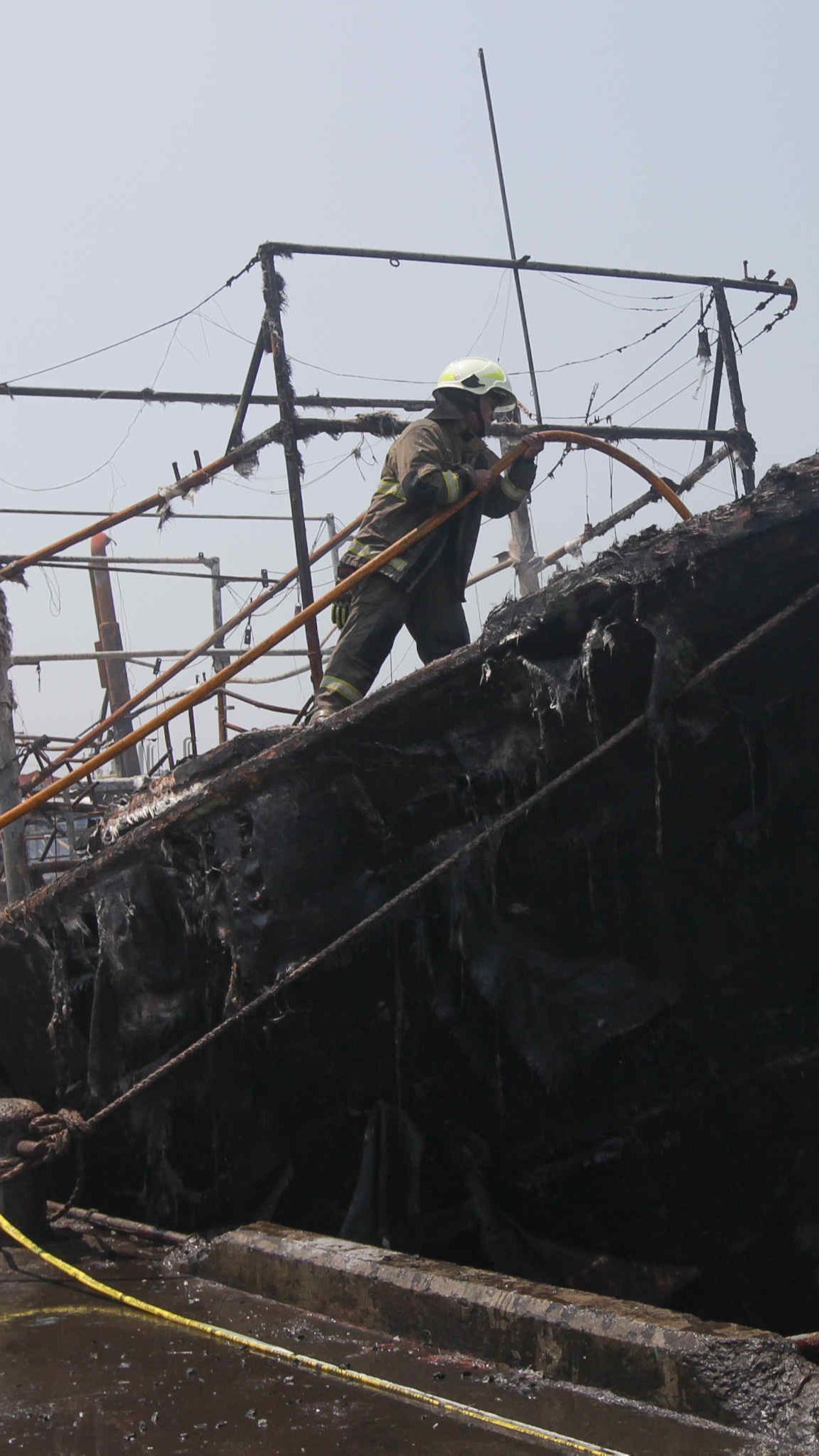 FOTO: Kondisi 10 Kapal Nelayan Di Pelabuhan Muara Baru Ludes Terbakar