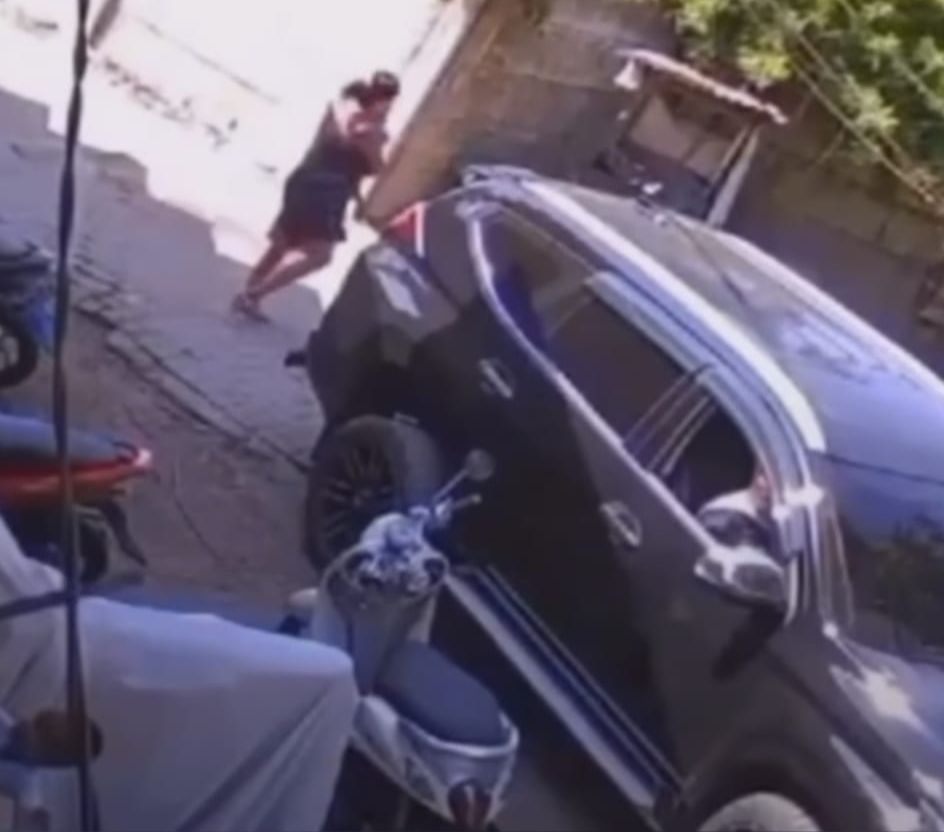 Sebuah video memperlihatkan detik-detik seorang balita berusia 1,3 tahun terlindas dua kali oleh mobil pajero Sport milik tetangga. Kejadian tersebut viral di media sosial. 