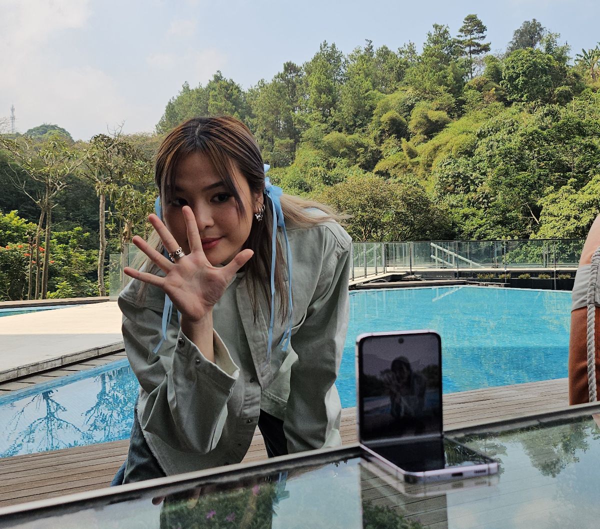 Review Galaxy Z Flip5: Makin Stylish Bikin Konten Mirror Selfie Pakai Cover Screen