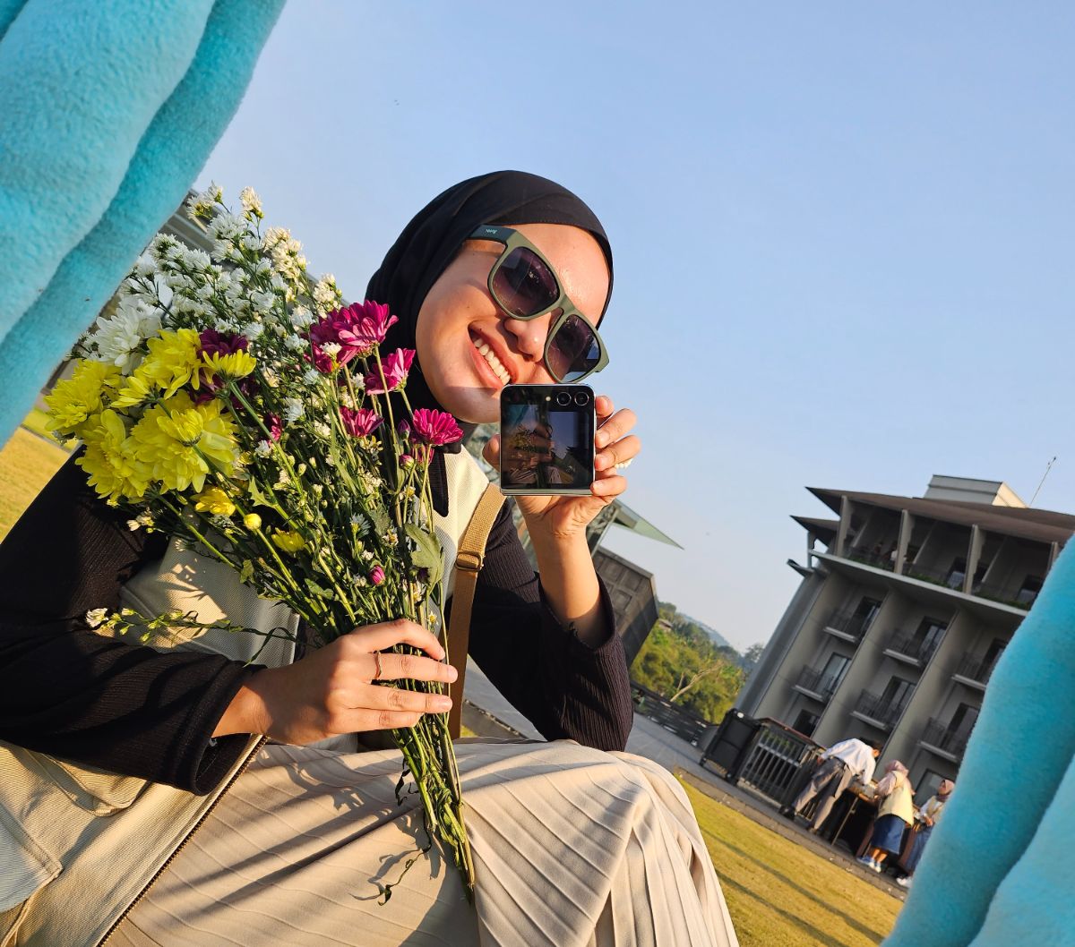 Review Galaxy Z Flip5: Makin Stylish Bikin Konten Mirror Selfie Pakai Cover Screen