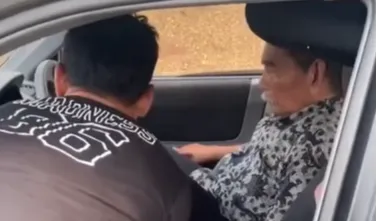 Kalau bapak dan ibu ini punya anak, semoga video ini fyp ke anaknya. Agar mereka tahu, kalau kedua orang tuanya sudah sangat tidak bisa untuk bepergian berdua saja, apalagi mengendarai mobil,