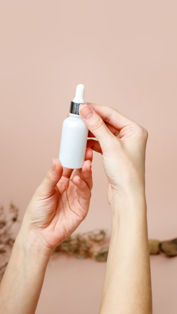 Gunakan Pelembap dan Serum dengan Kandungan Pencerah