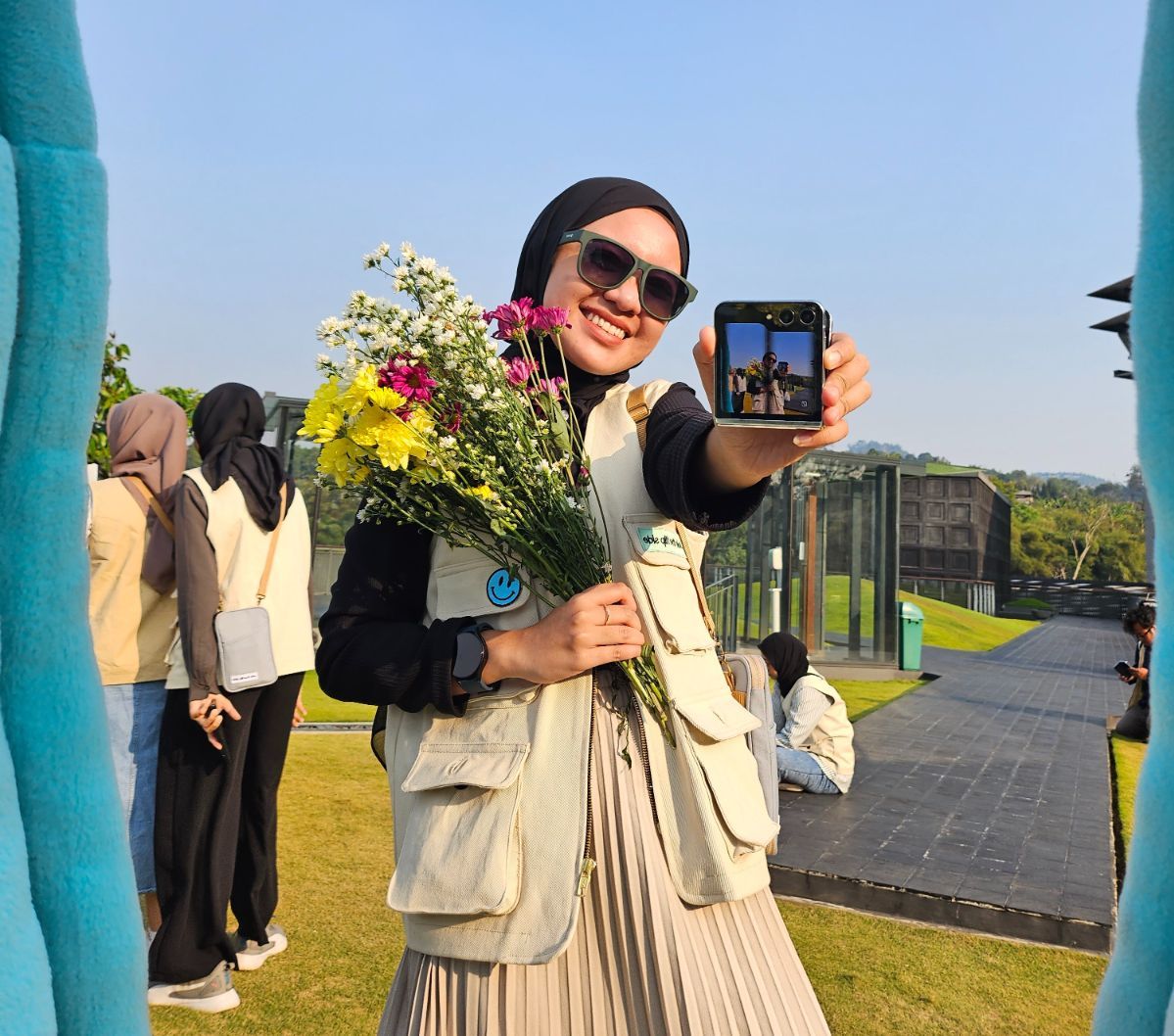Review Galaxy Z Flip5: Makin Stylish Bikin Konten Mirror Selfie Pakai Cover Screen