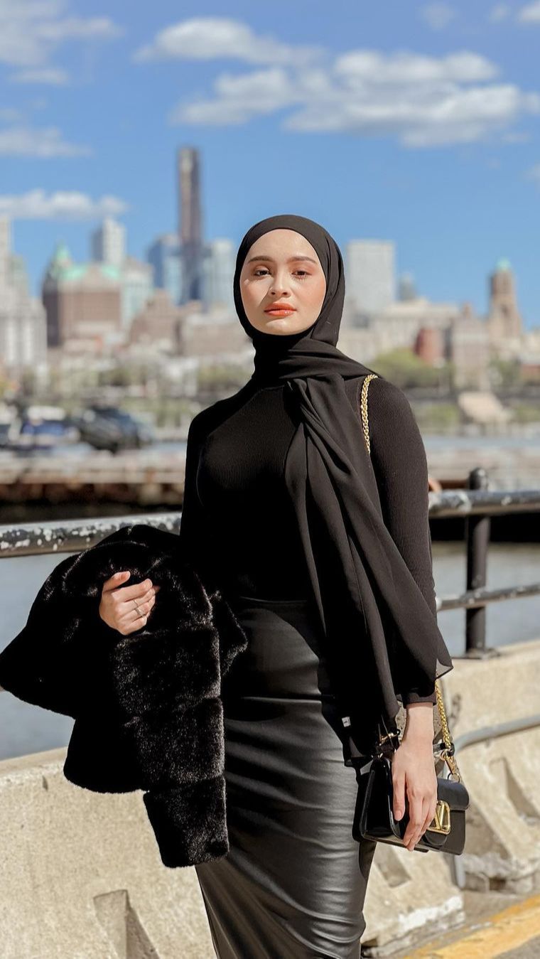 Classy Style dengan Leather Skirt ala Sabrina Sosiawan