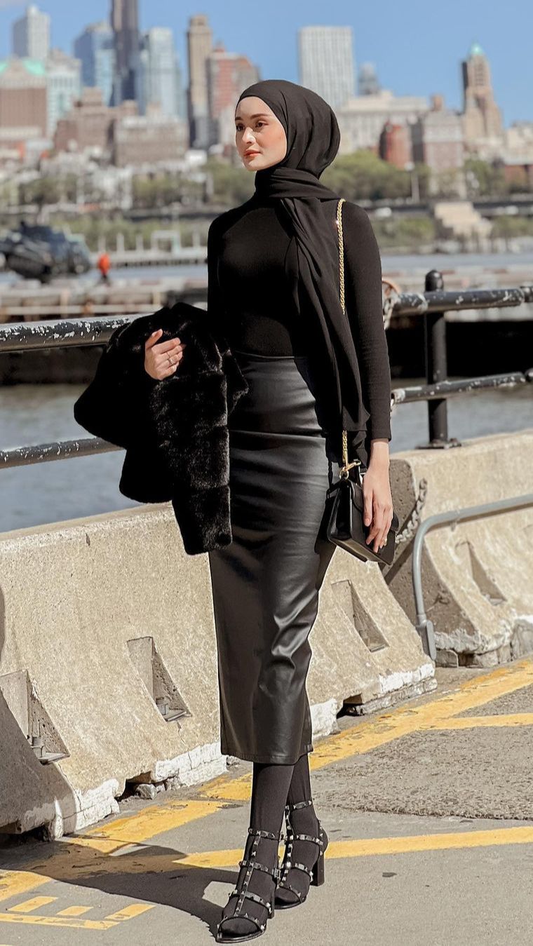 Classy Style dengan Leather Skirt ala Sabrina Sosiawan