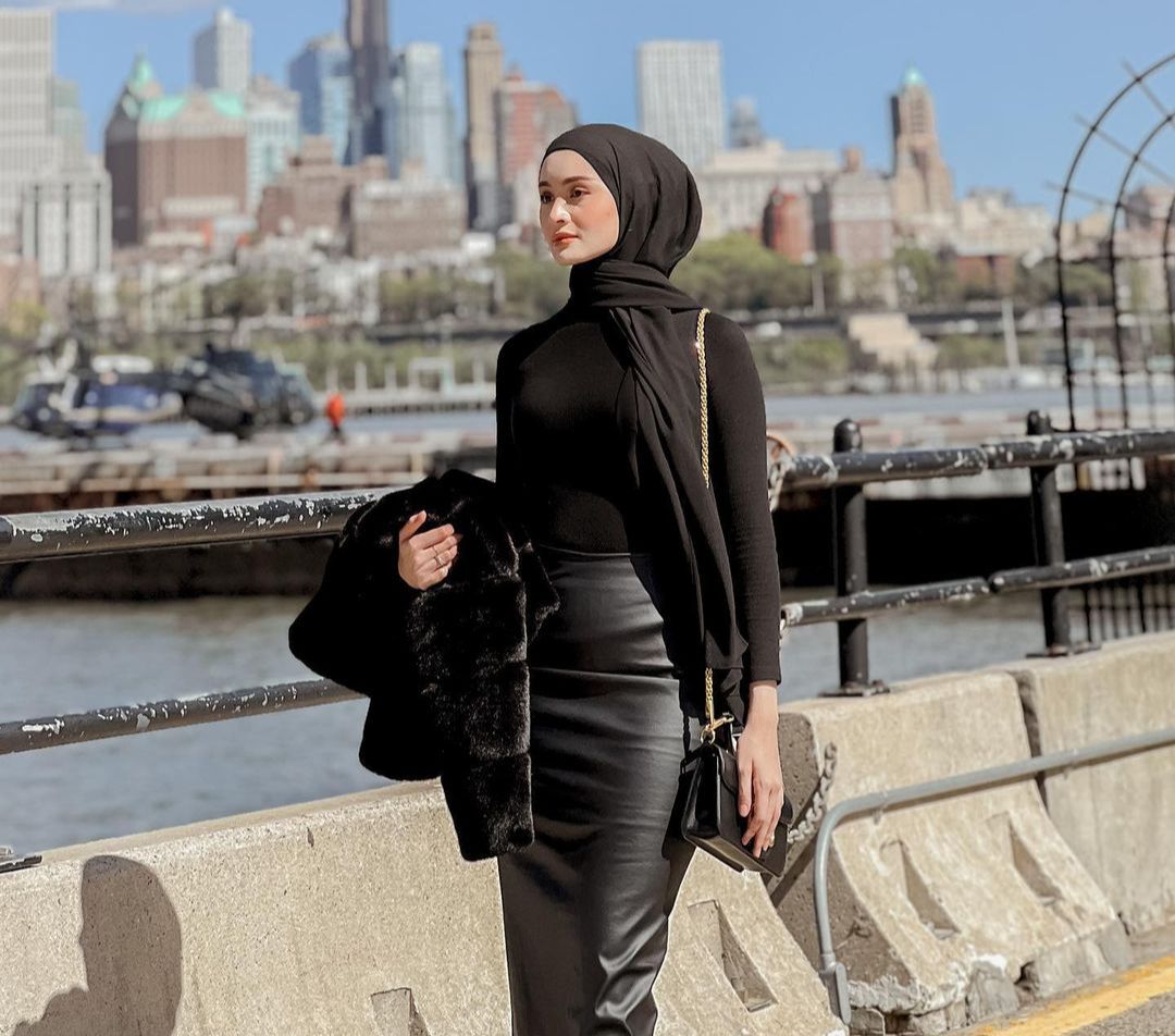 Classy Style dengan Leather Skirt ala Sabrina Sosiawan
