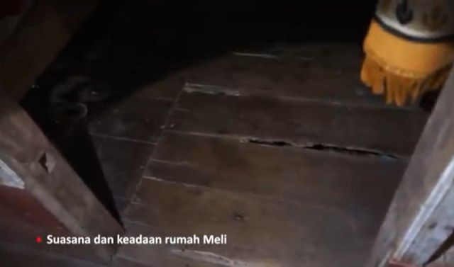 Berlantai Kayu dan Tanah