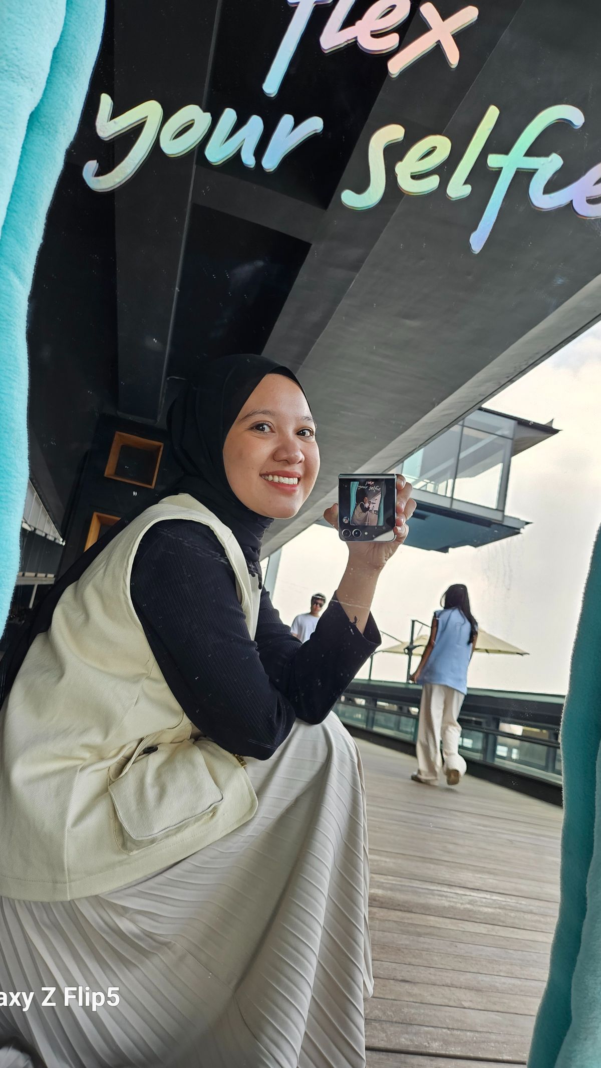 Review Galaxy Z Flip5: Makin Stylish Bikin Konten Mirror Selfie Pakai Cover Screen