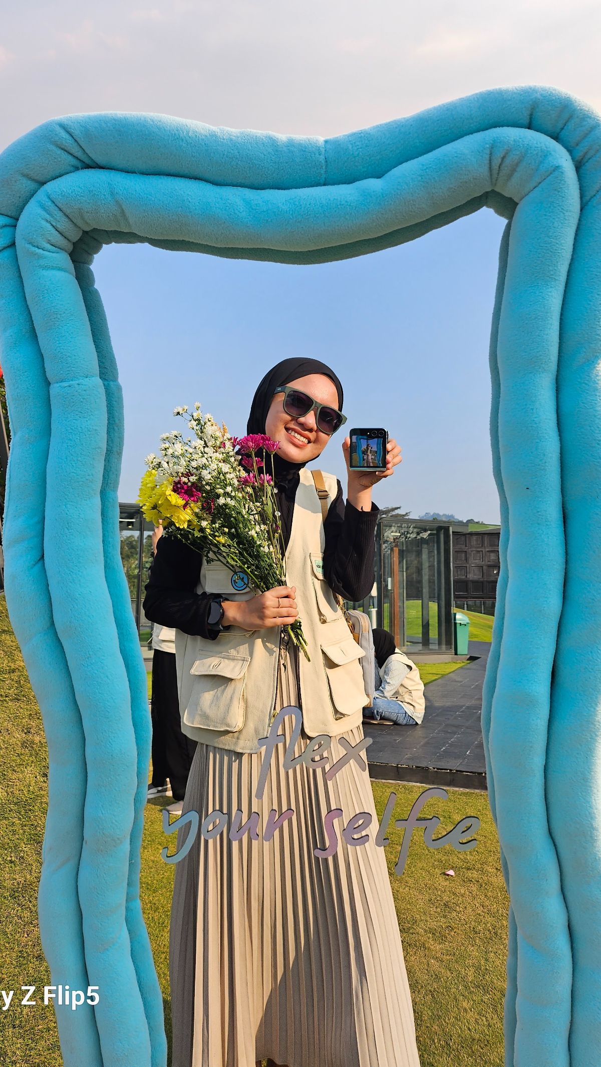 Review Galaxy Z Flip5: Makin Stylish Bikin Konten Mirror Selfie Pakai Cover Screen
