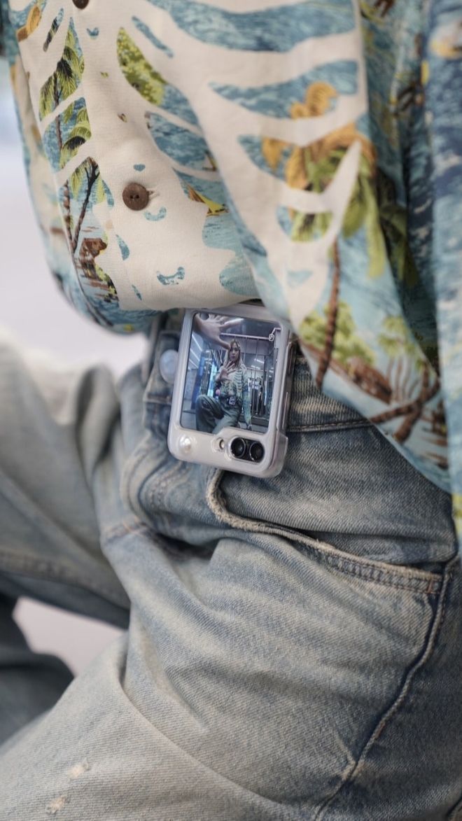 Review Galaxy Z Flip5: Makin Stylish Bikin Konten Mirror Selfie Pakai Cover Screen
