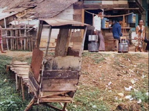 Potret Nostalgia Warga Jakarta di Pinggiran Sungai Tahun 1976, Warganet Salfok Bentuk WC 'Doyong'