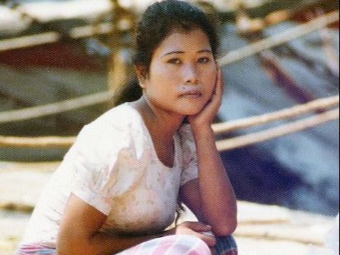 Potret Nostalgia Warga Jakarta di Pinggiran Sungai Tahun 1976, Warganet Salfok Bentuk WC 'Doyong'