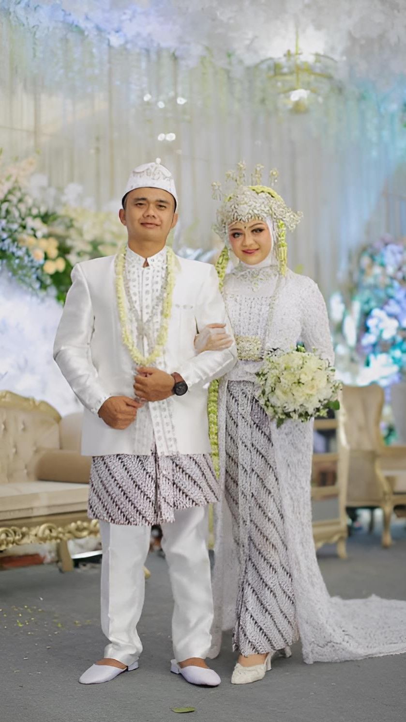 Yang pasti, sekarang mereka telah menikah dan hidup bahagia meski terpaut usia yang cukup jauh.