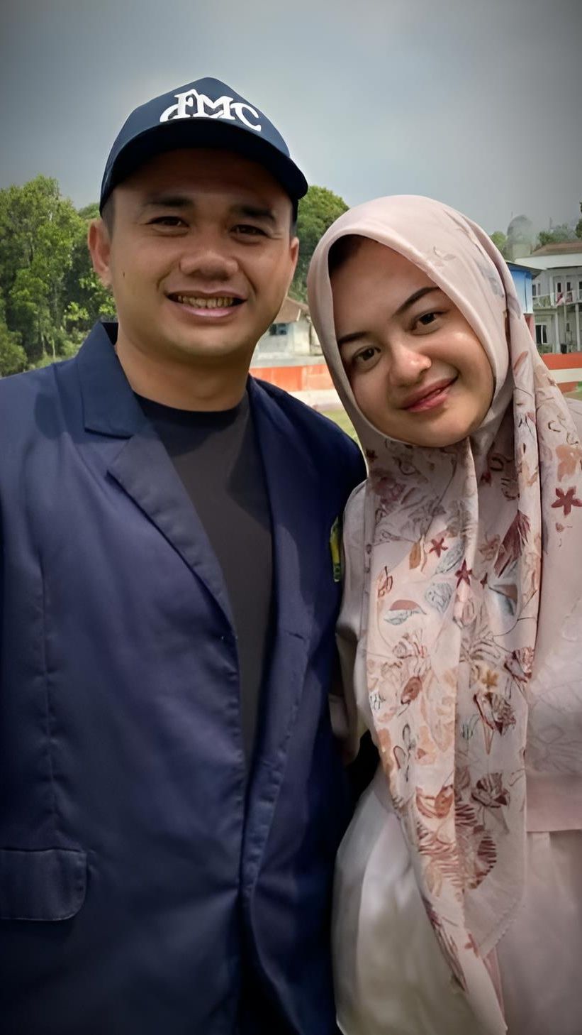 Tampak dalam foto, suaminya masih memakai jas almamater yang sama. Sementara Khansa tumbuh jadi gadis yang cantik jelita.