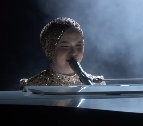 Potret Penampilan Putri Ariani di AGT 2023 yang Bikin Simon Cowell Takjub